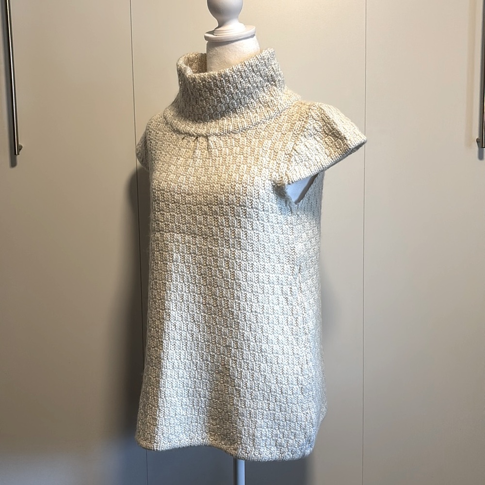 Design History winter white sleeveless sweater